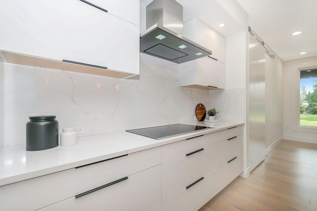 Slab Splashbacks: A Modern Kitchen Trend in 2024.