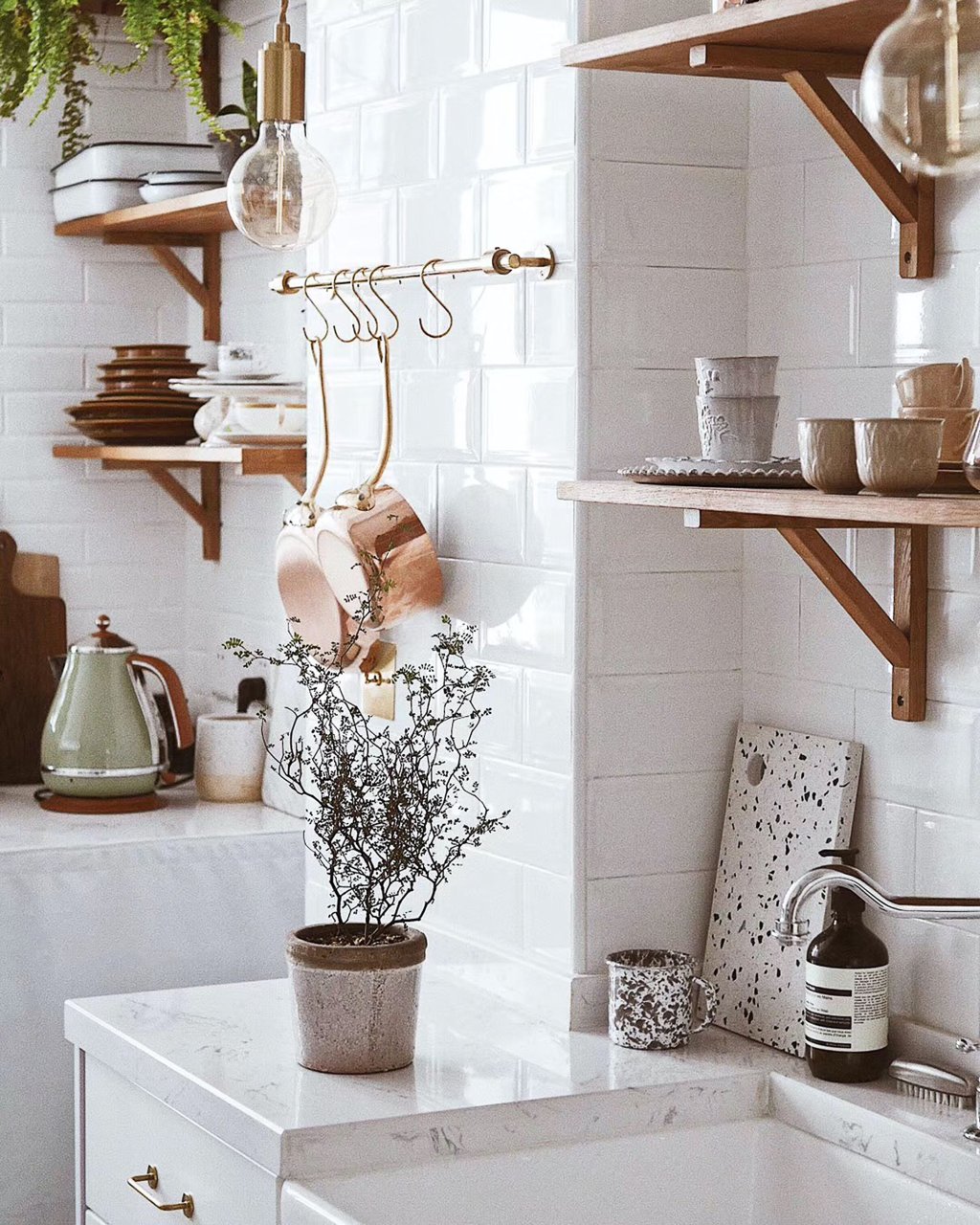 Timeless white kitchen. Picture by UnSplash.