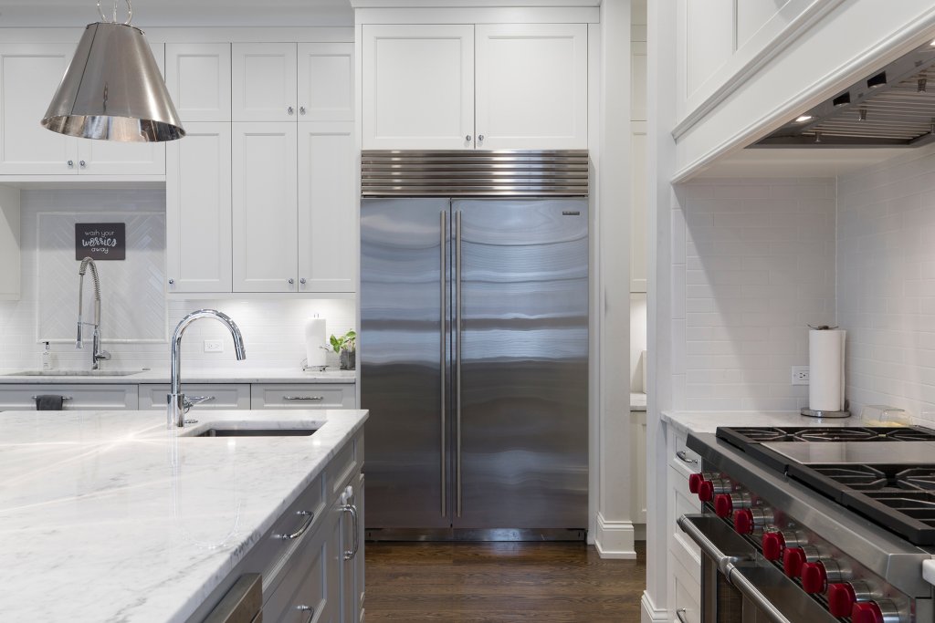 Stainless steel refrigerator beside white kitchen cabinet. Photo by Alex Qian of Pexels.