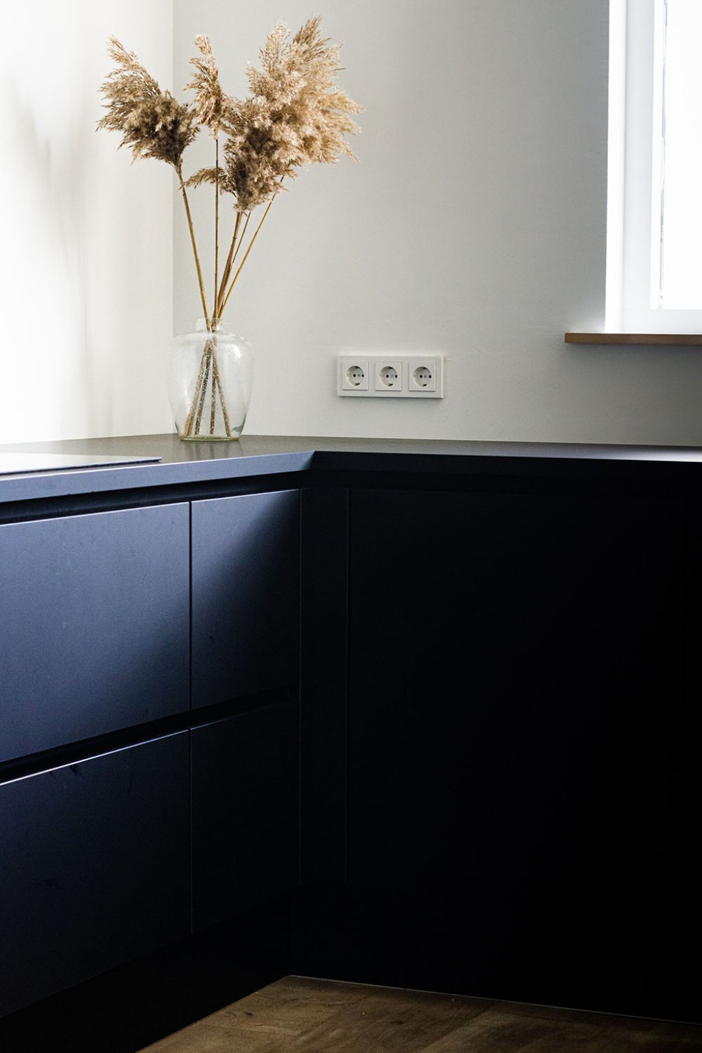 Modern kitchen with dark blue cabinets. Picture by UnSplash.